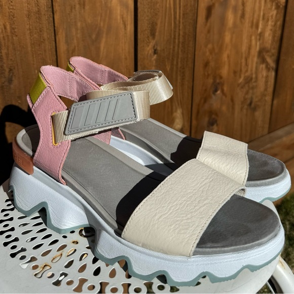 Sorel Shoes - Chalk and Pink Eraser Women’s Sorel Kinetic Sandals Size 8
